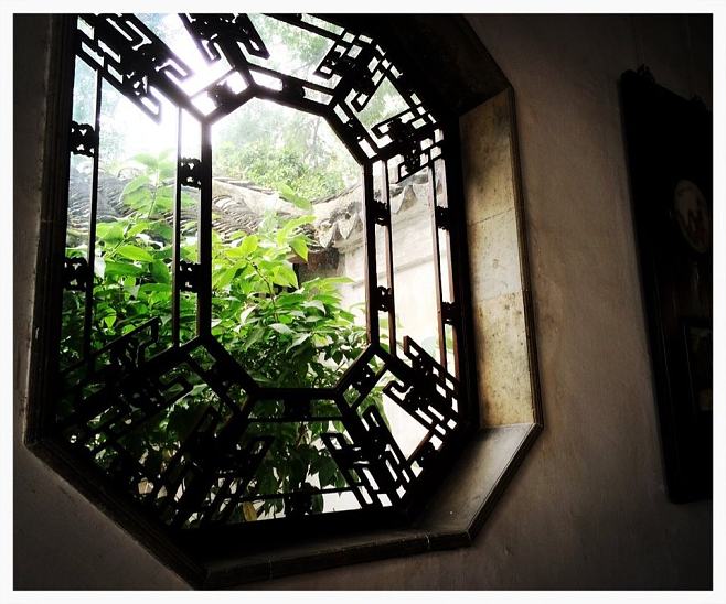 做工精巧的花墙漏窗,心是