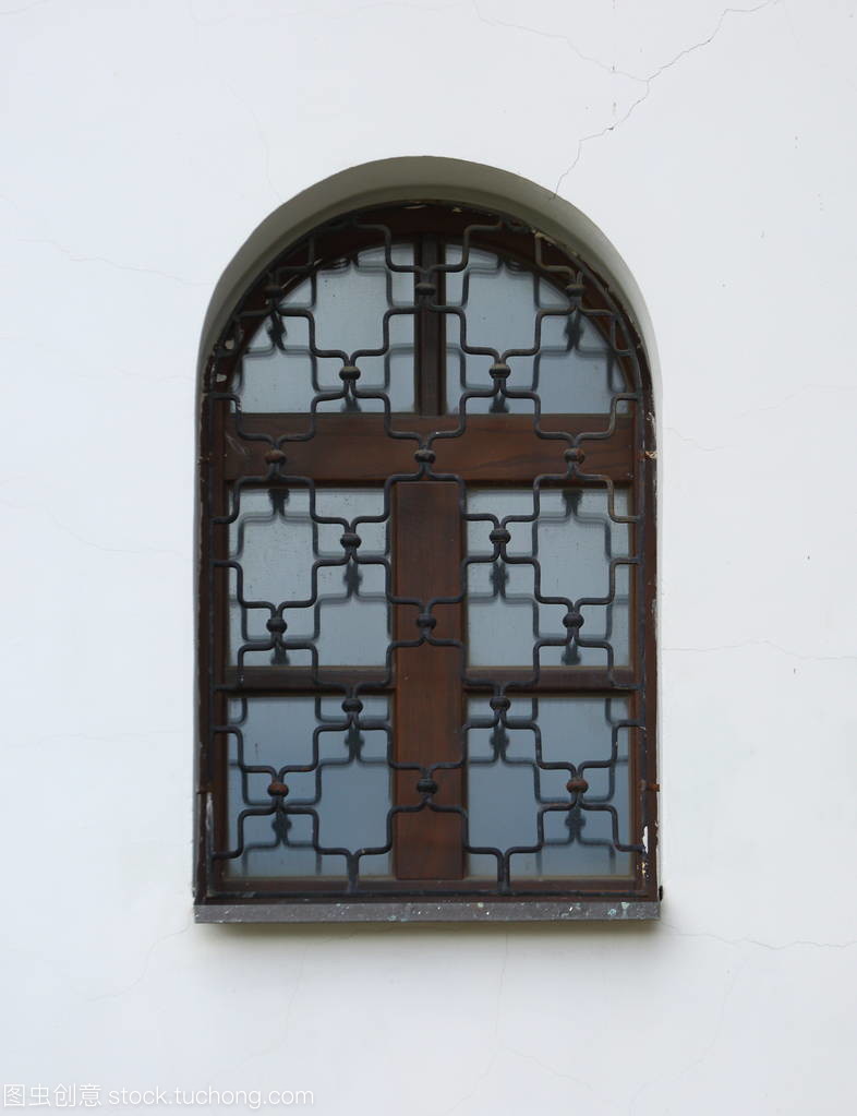 拱形木栅的窗口